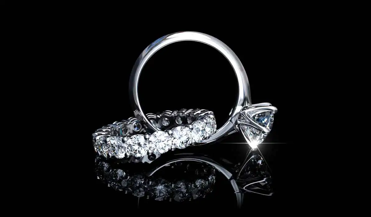 Ein paar Platinringe mit Brillanten