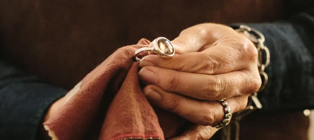 Schmuck richtig reinigen